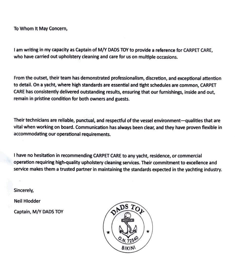 Lettre de recommandation du capitaine Neil Hodder du M/Y DADS TOY, félicitant CARPET CARE pour le nettoyage professionnel des selleries de yachts. La lettre souligne leur fiabilité, leur souci du détail et la qualité constante de leur service, et se termine par la signature du capitaine et un sceau circulaire du yacht indiquant « DADS TOY ON72540 BIKINI ».